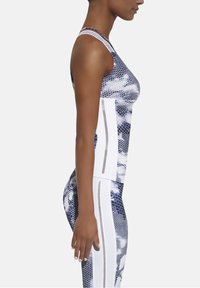 Granatowa i biała sportowa koszulka bez rękawów z siateczkowymi dodatkami, o dopasowanym krój oraz geometrycznych wzorach. Siada tuż nad talią.
