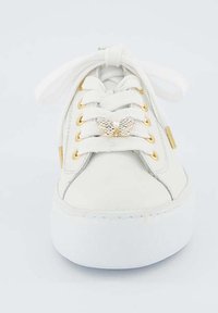 Sneaker in pelle bianca con accenti dorati, caratterizzata da un ornamento per i lacci a forma di farfalla e lacci in cotone piatti; punta tonda e suola bianca spessa.