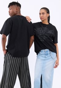 YOURTURN UNISEX - Print T-shirt - black