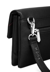 Černá kožená crossbody taška s texturovaným povrchem, stříbrným kováním a zipovou kapsou, se značkovým popruhem a kontrastním šitím.