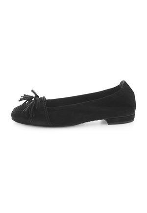 Ballerine en daim noir avec un bout arrondi et un détail de pompon décoratif à l'avant. Présente des coutures discrètes et un petit talon.