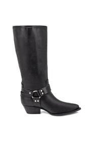 Stivale in pelle nera fino al ginocchio con punta affusolata, tacco resistente e una cinghia decorativa con accessori in argento. Texture liscia e dettagli minimi.