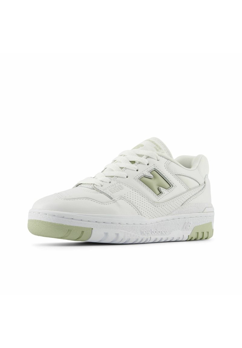 Weiße Leder-Sneaker mit einem perforierten Design und hellgrünen Akzenten. Merkmale sind flache Schnürsenkel, ein gepolsterter Kragen und eine strukturierte Gummisohle.