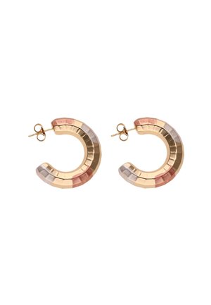 Gouden oorbellen met een textured oppervlak en een gradient van gedempte kleuren: roze, grijs en perzik, in een gebogen ontwerp.