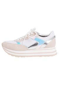 Baskets sportives avec une tige en mesh blanc, des accents en suède beige, des panneaux métalliques argentés et une semelle plateforme texturée avec des détails rayés.