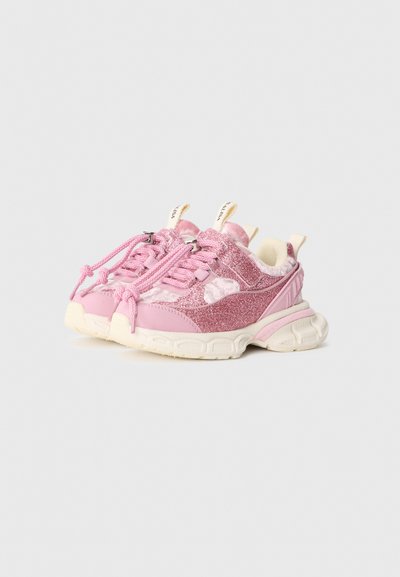 Rosa Sportschuhe mit einer Mischung aus glatten und glitzernden Texturen, elastischen Schnürsenkeln und einer klobigen weißen Sohle.
