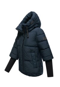 Navyblauwe donsjack met hoge kraag, korte mouwen en zwarte gebreide manchetten. Voorzien van een ritssluiting aan de voorkant en een logo patch op de mouw.
