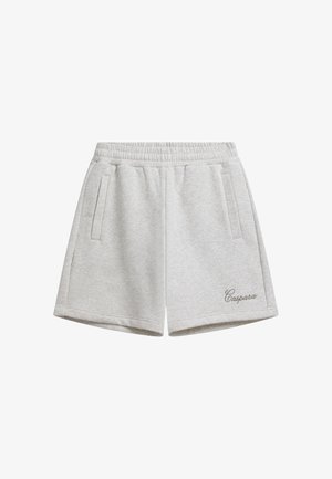 Lysegrå afslappede shorts med elastisk linning, sidelommer og "Caspara" broderet på nederste højre ben.