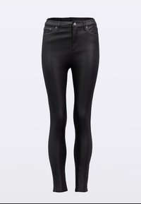 Crne uske traperice visokog struka s glatkim završetkom od umjetne kože. Ima pet džepova, srebrne detalje i uski kroj duž cijele nogavice.