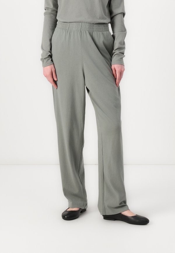 OUKY - Tracksuit bottoms - vert de gris vintage