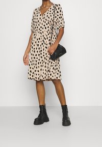 Monki Denní šaty - off-white