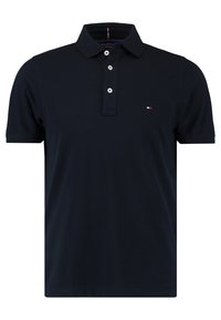 Polo shirt à manches courtes bleu marine avec trois boutons blancs et un petit logo rouge, blanc et bleu sur la poitrine gauche.