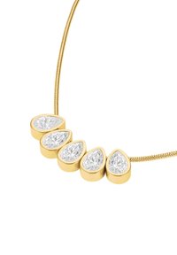 Collana in oro con cinque gemme trasparenti a forma di goccia incastonate in una montatura liscia in oro, su una catena elegante e flessibile.