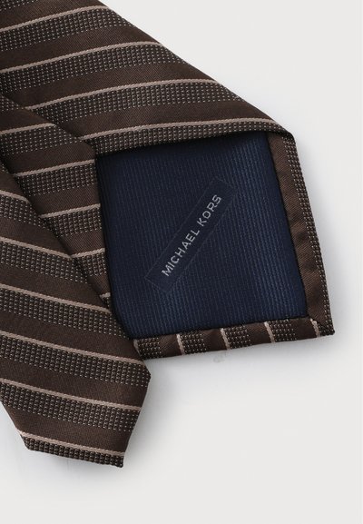 Cravate rayée marron avec un motif texturé, dotée d'un intérieur bleu marine et d'une étiquette indiquant "MICHAEL KORS" en blanc.
