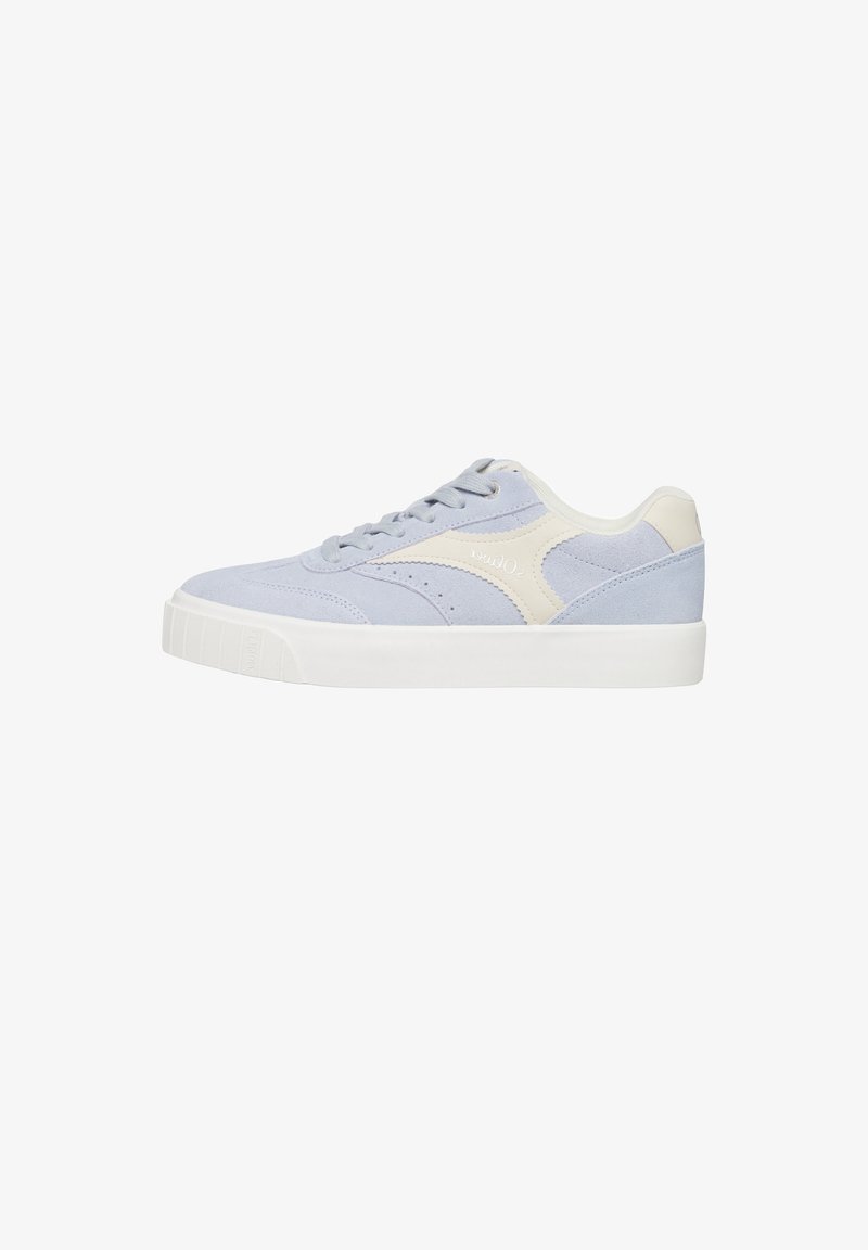 Baskets en daim bleu clair avec accents blancs, lacets à l'avant et semelle blanche épaisse, vues de côté sur fond blanc.