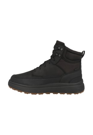 Botines negros de cuero con un acabado liso, que cuentan con una suela de goma texturizada y un diseño de cordones. Incluyen una lengüeta en la parte posterior.