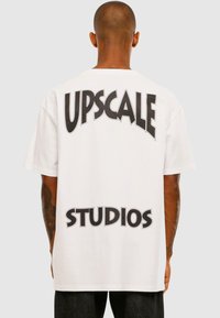 Upscale by Mister Tee - UNISEX UPSCALE STUDIOS - T-Shirt print - white Thumbnail-Bild 1