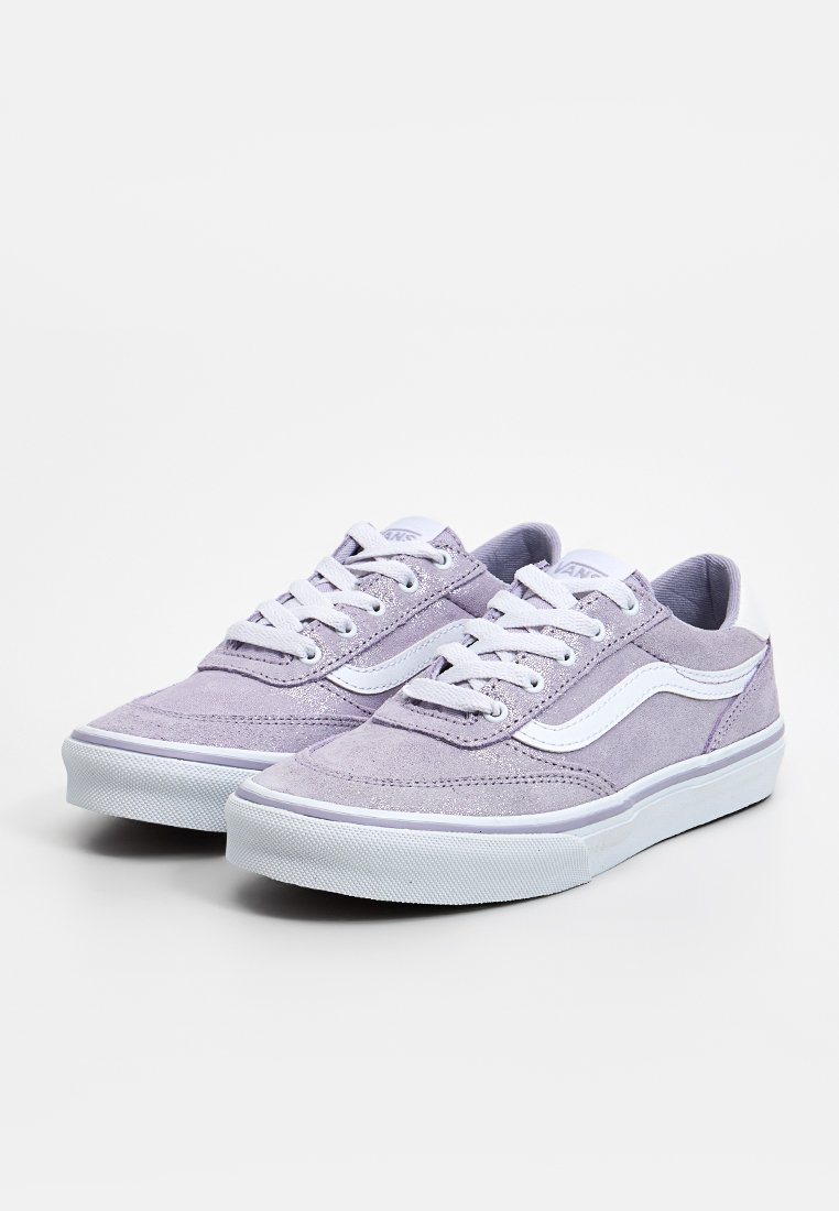 Baskets en toile violet clair avec des accents blancs, design à lacets, surface texturée et semelle en caoutchouc. Forme simple et classique.
