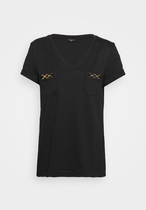 Zwart T-shirt met V-hals en korte mouwen, voorzien van twee voorzakken met gouden kettingaccenten en opgerolde mouwboorden.