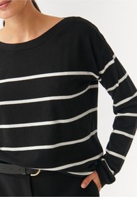 TATUUM Sweter