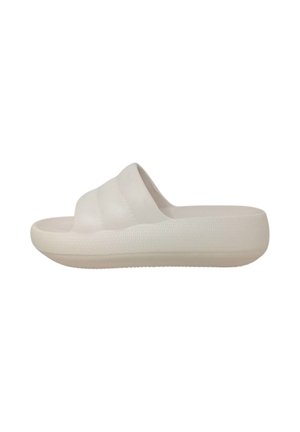 Infradito bianche in gomma liscia, con suola testurizzata e un design superiore a tre strisce per comfort e aderenza.