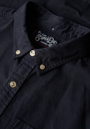 Marineblauw overhemd met knopen, gemaakt van katoen met een zachte textuur, met een klassieke kraag en crème-kleurige knopen, met merklabel in de kraag.