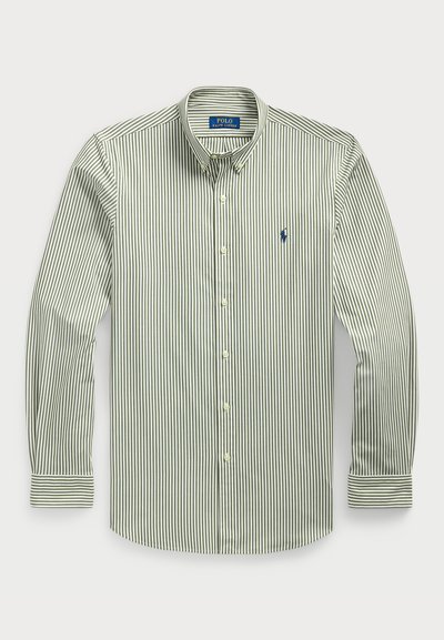 Camisa de manga longa listrada em verde claro e branco com colarinho pontudo, frente abotoada e logótipo de polo azul no peito.