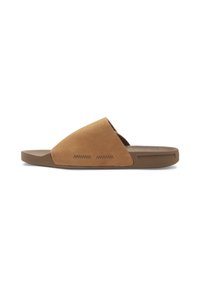 Brune suède skyvesandal med vid åpen tå, teksturert fotseng og en hevet mønstrete detalj på siden. Flat gummisåle.