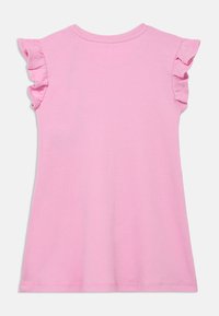 Krátké růžové tričko s nařasenými krátkými rukávy a kulatým výstřihem. Měkký bavlněný materiál, rovný lem a jednoduchý design.