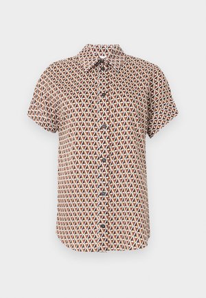 Chemise à manches courtes avec boutons, motif géométrique de triangles marron, blanc et noir, col classique et boutons noirs sur le devant.