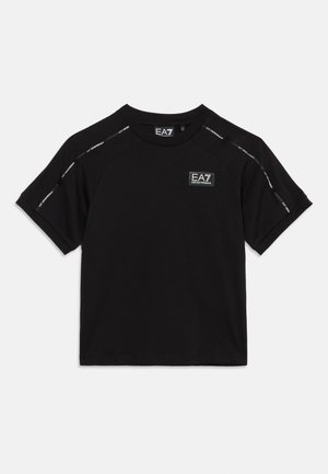 Schwarzes T-Shirt mit kurzen Ärmeln und Rundhalsausschnitt, mit EA7 Emporio Armani-Logo auf der Brust und weißem Markenband entlang der Schulternähte.