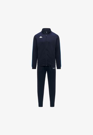 Survêtement de sport bleu marine avec veste zippée arborant le logo Kappa sur la poitrine et pantalon assorti avec logo sur la cuisse.