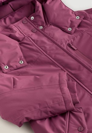 Veste violette matelassée avec un col haut, des boutons pressions et une poche zippée ; dotée de poignets à côtes et de quincaillerie en argent brillant.