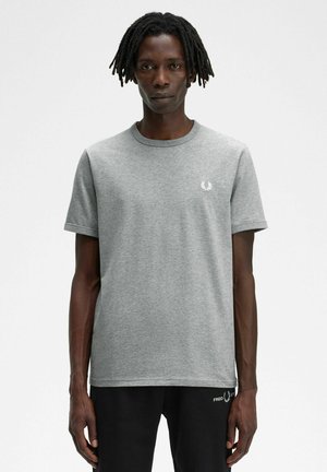 Camiseta de algodón gris con mangas cortas y cuello redondo, con un pequeño logo blanco en el lado izquierdo del pecho. Textura suave y ajuste informal.