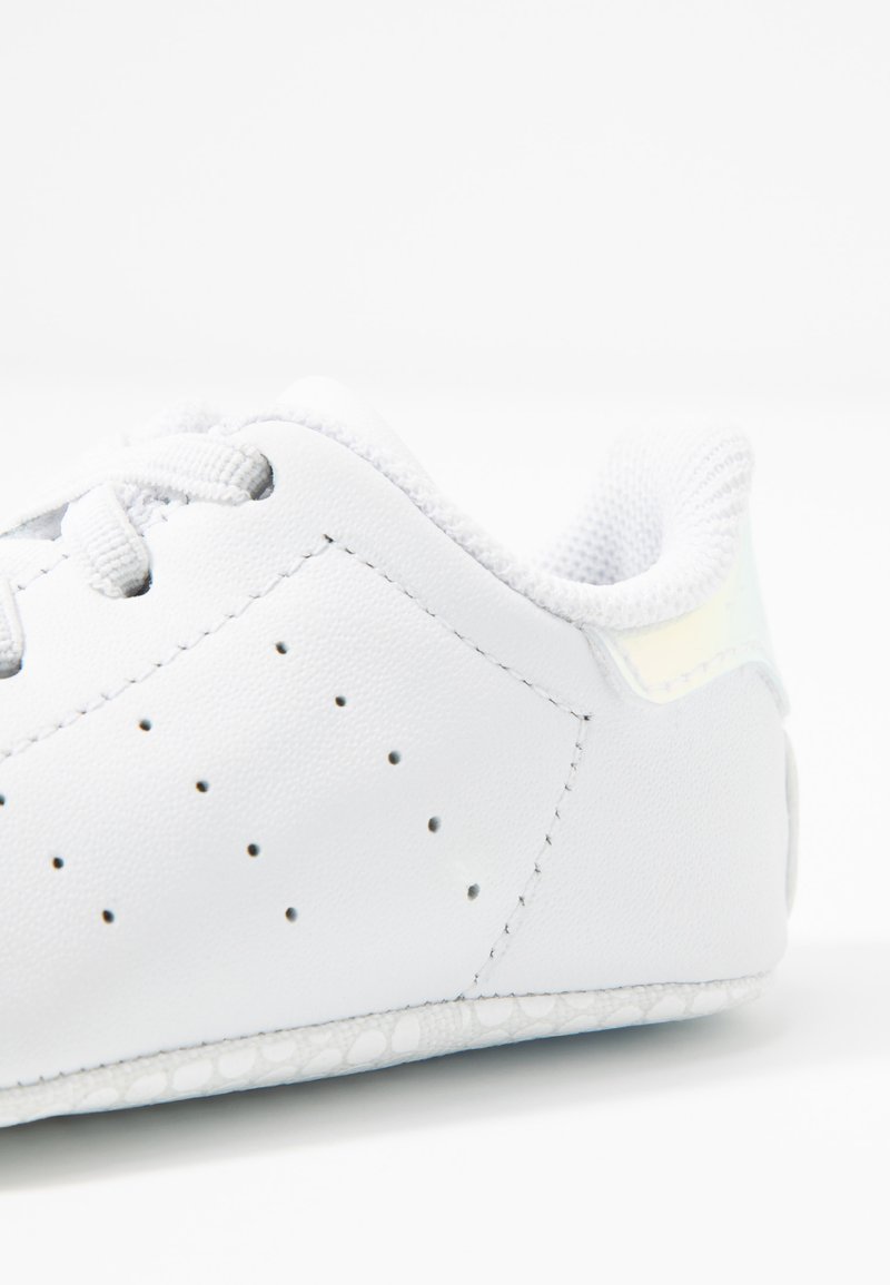 Adidas Originals Stan Smith Crib Chaussons Pour Bebe Footwear White Silver Metallic Blanc Zalando Fr