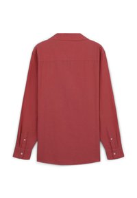 Langarmhemd in einem tiefen Rotton, aus weichem Stoff gefertigt, mit einem klassischen Kragen, Knopfmanschetten und einer glatten, schlichten Oberfläche.