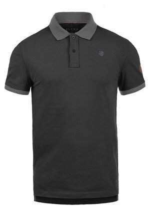 Camisa polo de color gris oscuro hecha de algodón, con un cuello y puños en un color contrastante, una tapeta de tres botones y un pequeño logo en el pecho.