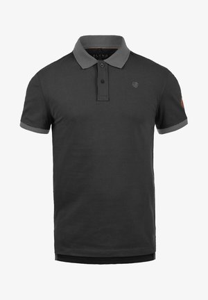 Polo shirt gris foncé en coton, avec un col et des poignets contrastants, une patte de boutonnage à trois boutons et un petit logo sur la poitrine.