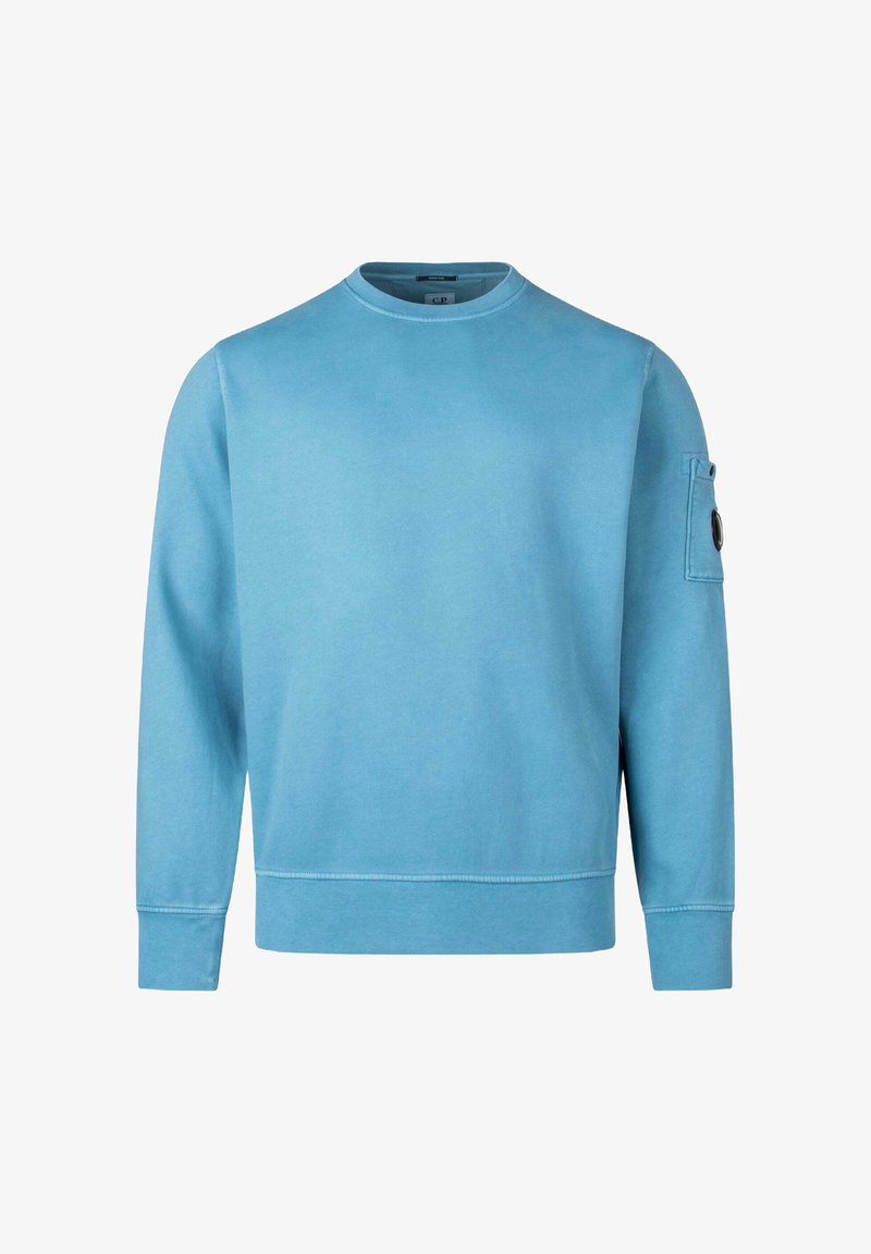Felpa azzurra chiara in morbido cotone, caratterizzata da un collo rotondo, maniche lunghe e una tasca con un dettaglio a bottone sulla manica sinistra.