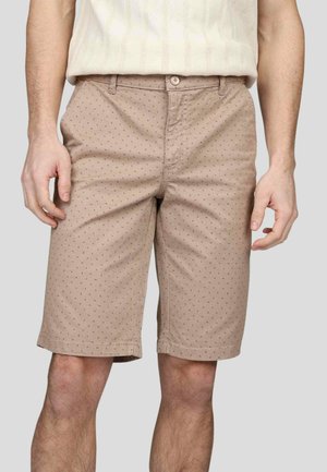 Shorts beiges en coton avec une texture lisse, ornés d'un petit motif d'ancre, dotés de poches avant et d'une fermeture à bouton classique.