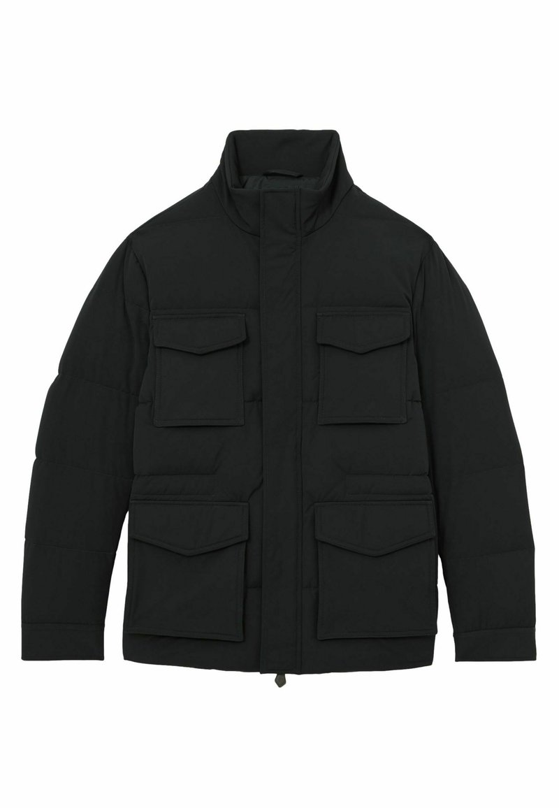 Zwart gewatteerd jack met vier klepzakken, hoge kraag en een rits aan de voorkant die bedekt is met een stoffen sierbies.