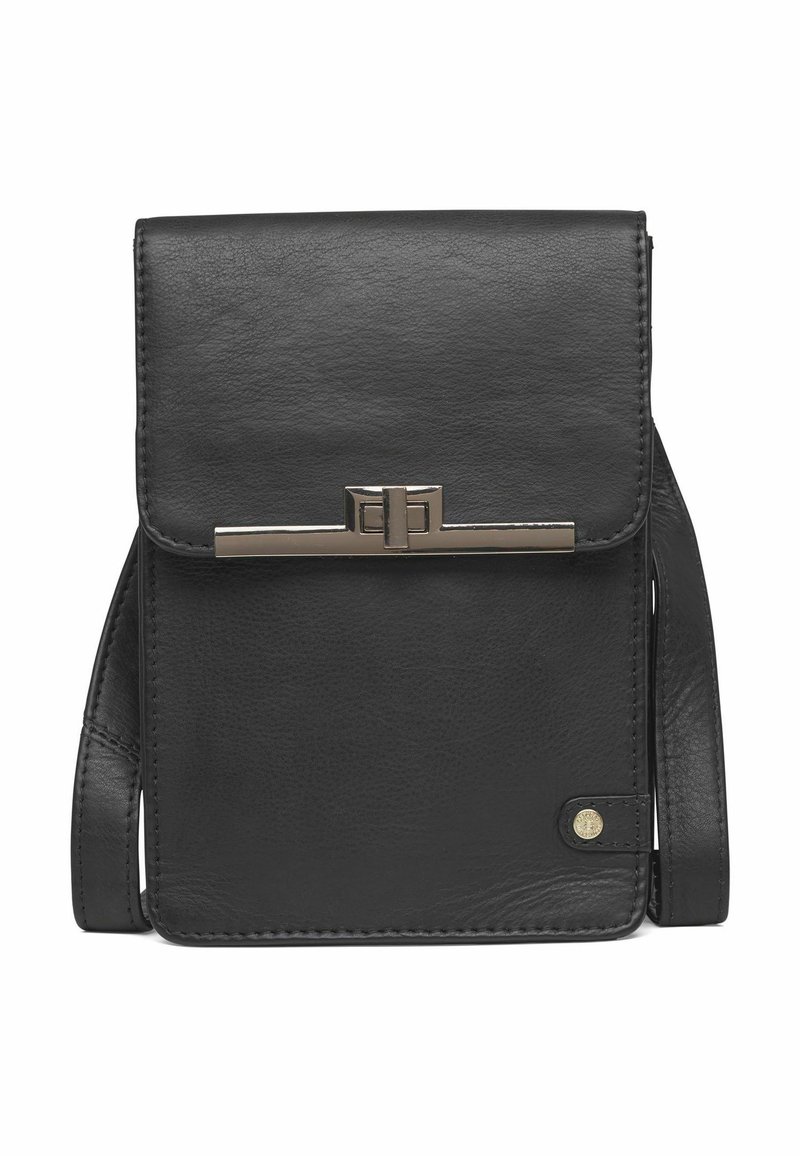 Bolso cruzado de piel negra con una textura suave, forma rectangular y un detalle de cierre metálico en la parte frontal. Incluye correa de hombro ajustable.