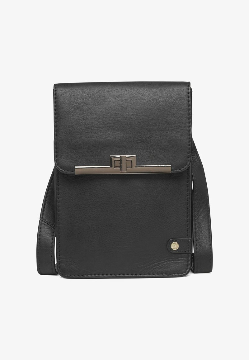 Bolso cruzado de piel negra con una textura suave, forma rectangular y un detalle de cierre metálico en la parte frontal. Incluye correa de hombro ajustable.