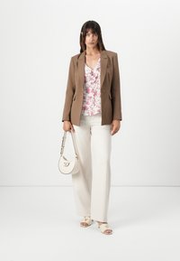 Guess DOROTHEE SINGLE BREAST - Blejzr - taupe