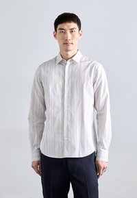 Camisa de manga larga a rayas en tejido ligero con botones, que presenta rayas estrechas alternas en colores pastel y un diseño de cuello clásico.