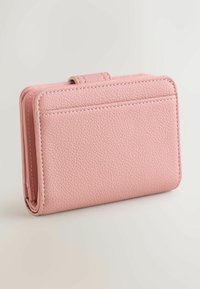 Portofel roz din piele cu un finisaj texturat, având mai multe sloturi pentru carduri și un design pliabil. Margini cusute pentru un plus de detaliu.