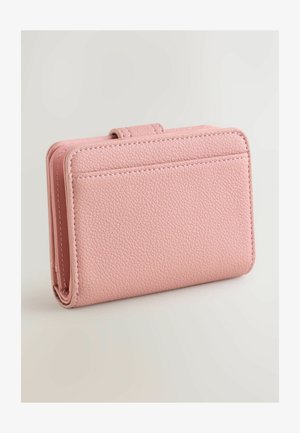 Rausva odinė piniginė su tekstūruotu paviršiumi, turinti kelias kortelių jungtis ir sulankstomą dizainą. Siūlų kraštai priduria detalumo.