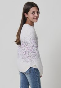 Weißer Strickpullover mit einem Farbverlauf aus lila und grauen Sprenkeln am Oberteil, in einer lockeren Passform und einem leicht abgerundeten Saumdesign.