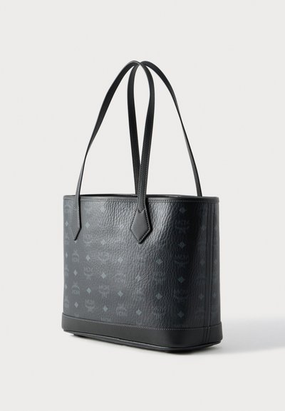 Μαύρη τσάντα tote από δερμάτινο με υφή, με διακριτικό μοτίβο λογότυπου, διπλές λαβές και δομημένο σχήμα με λείο κάτω μέρος.