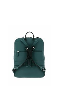 Sac à dos en cuir vert avec une surface texturée, deux bretelles, une poignée supérieure et une poche zippée à l'avant. Accents en métal argenté.